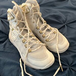 Like New Under Armour Highlight ACE volleyball shoes